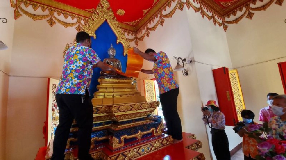 จังหวัดระยองจัดพิธีเปลี่ยนผ้าอังสะพระพุทธอังคีรสในเทศกาลสงกรานต์ปีนี้วิถีนิวนอร์มอล