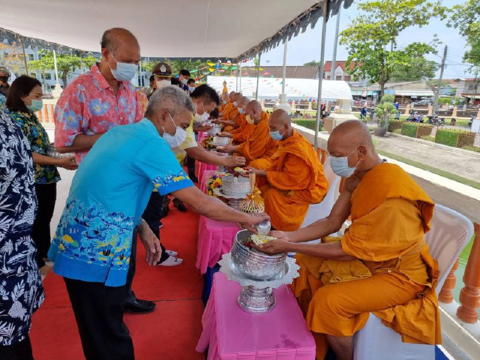 "ระยอง"เปลี่ยนผ้าอังสะพระพุทธอังคีรสแบบ New normal 