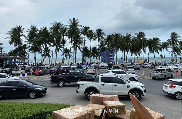 บางแสน นักท่องเที่ยวทะลัก เทศบาลแสนสุข คุมเข้มรักษาระยะห่าง