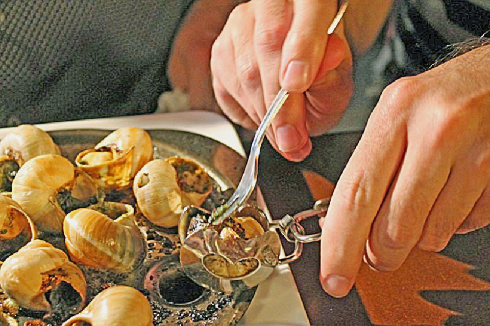 นกออโตลอง & หอยทาก กับข้าวประหลาดฝ่ายฝรั่งเศส