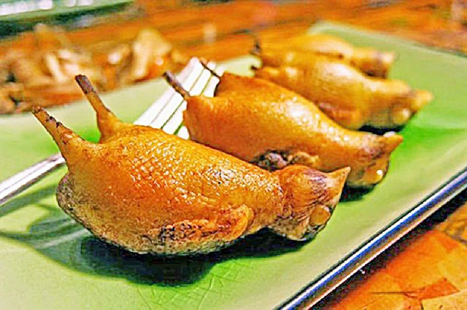 นกออโตลอง & หอยทาก กับข้าวประหลาดฝ่ายฝรั่งเศส