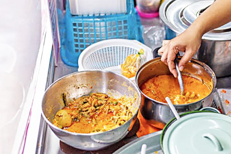 ข้าวมันสงขลา นํ้าพริกกระเทียม นํ้าพริกส้ม