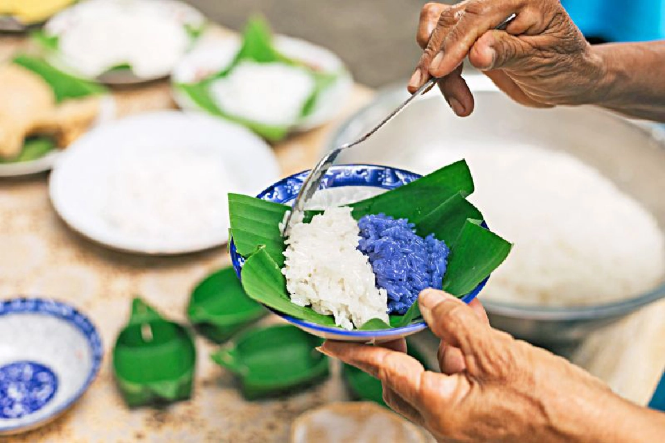 ลิ้มรสขนมไทย ข้าวเหนียวหน้าควายลุย