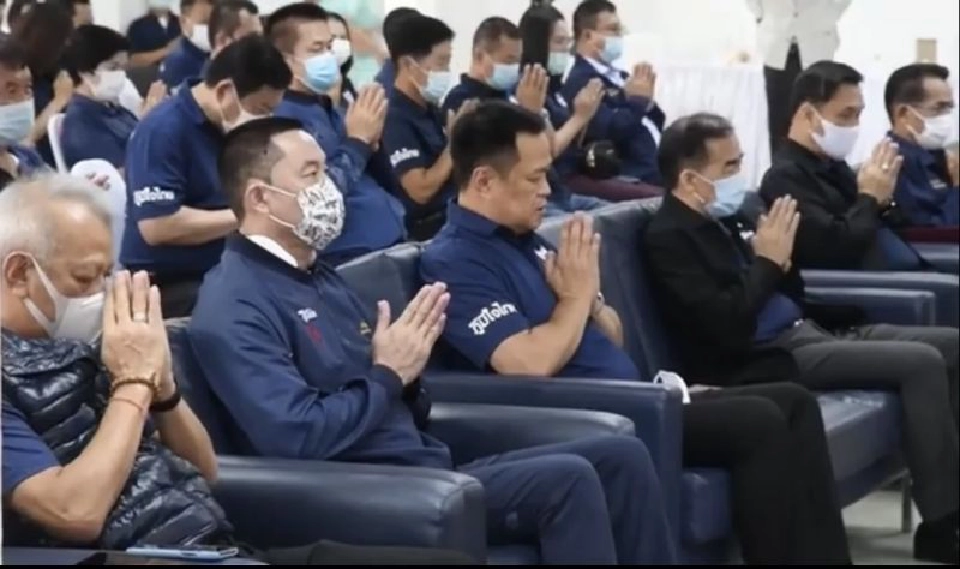 พรรคภูมิใจไทยทำบุญในโอกาสก้าวสู่ปีที่ 13 เมื่อวันที่ 6 เม.ย.64