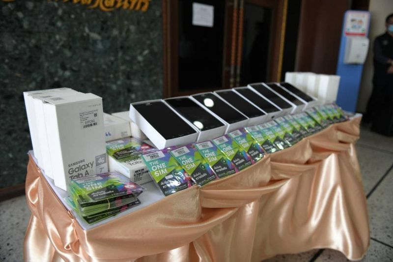 กทม.รับมอบโทรศัพท์มือถือพร้อมแพ็กเกจโทรฟรีจาก AIS สนับสนุนภารกิจศูนย์เอราวัณ