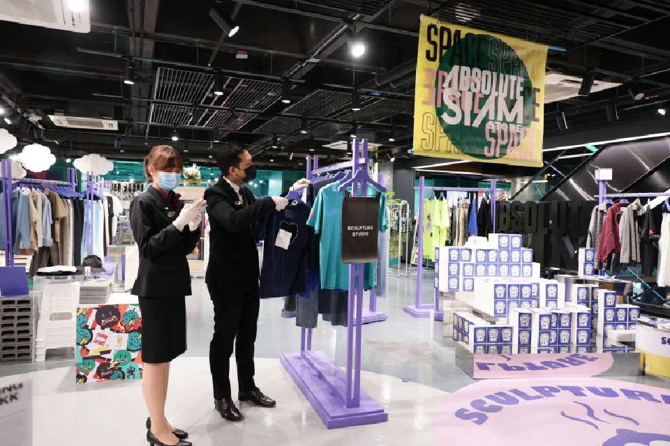 วันสยาม ตอบสนองทุกไลฟ์สไตล์ กับบริการสุดพิเศษ ช้อปปิ้งเหนือระดับครบทุกความต้องการ ทุกที่ ทุกเวลา  ณ สยามพารากอน สยามเซ็นเตอร์ และสยามดิสคัฟเวอรี่ 