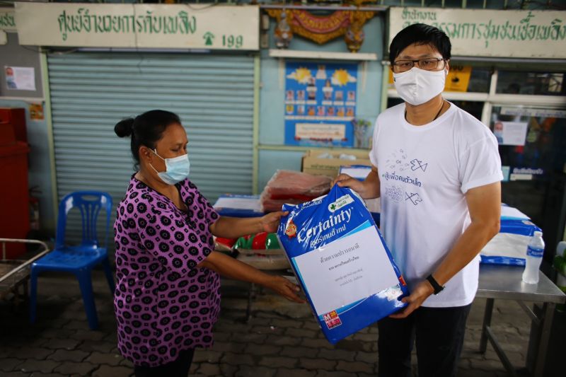  “ไทยสร้างไทย”ลุยมอบข้าวสารอาหารแห้งช่วยผู้ป่วยติดเตียง