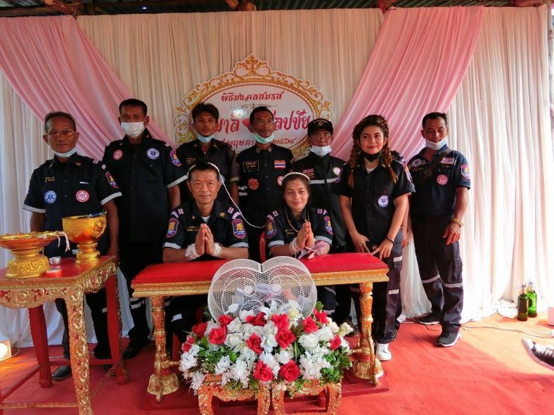 "สุดภูมิใจ"บ่าว-สาวโคราชแต่งงานชุด"กู้ภัย"