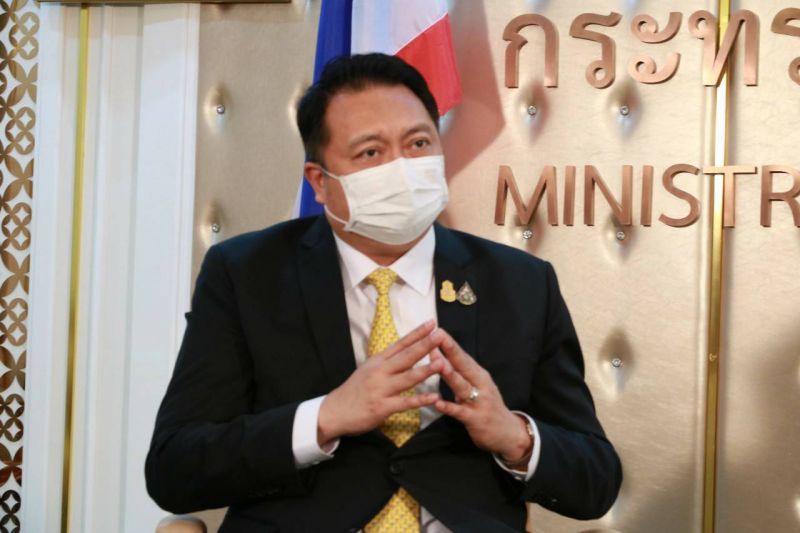 นายสุชาติ ชมกลิ่น รัฐมนตรีว่าการกระทรวงแรงงาน