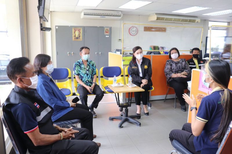 "กระทรวงแรงงาน"มอบอาหารอบแห้งสู้ภัยโควิดในโรงงานที่"ประจวบฯ"    