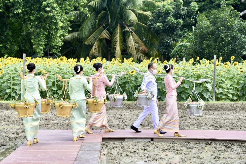 บรรยากาศพระราชพิธีพืชมงคลจรดพระนังคัลแรกนาขวัญ 