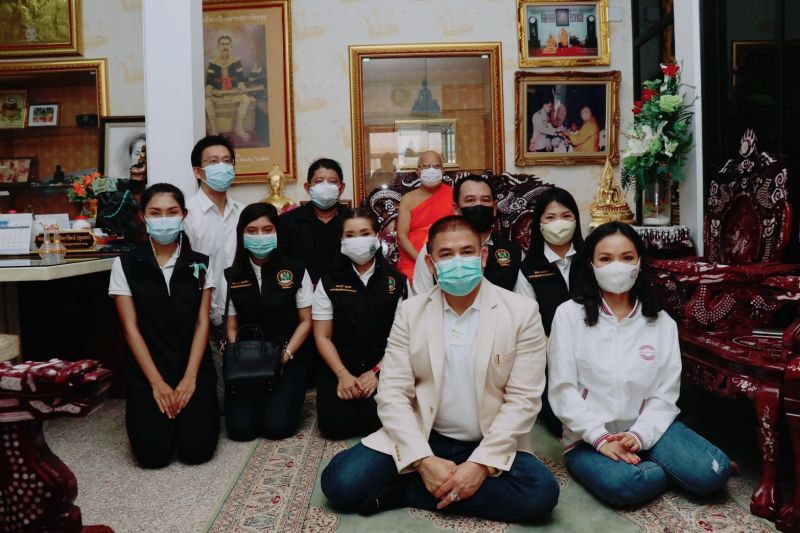 “ธรรมนัส -นฤมล” ควงทำบุญบริจาคโรงทาน