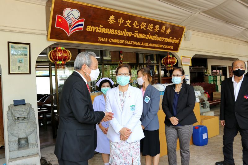 “พินิจ”นำทีมมอบอุปกรณ์ทางการแพทย์ให้จังหวัดฉะเชิงเทรา