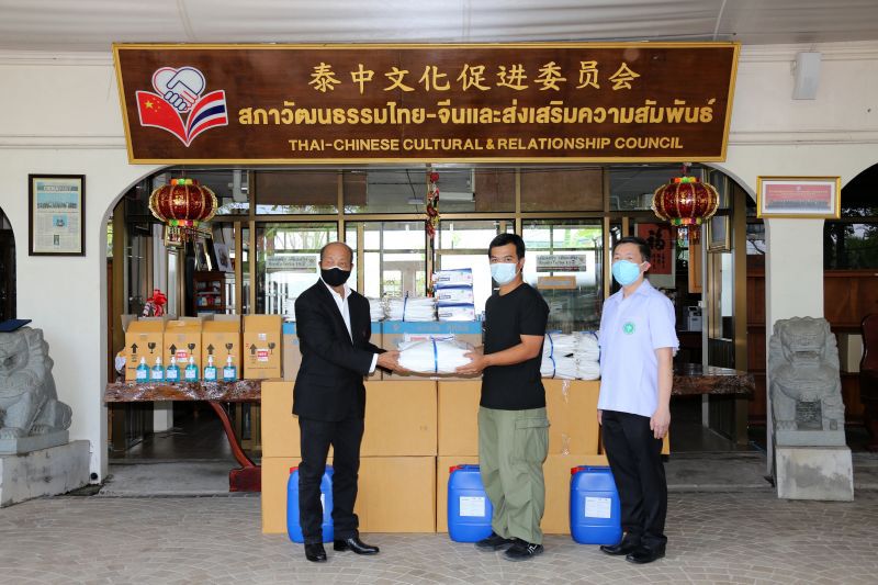 “พินิจ”นำทีมมอบอุปกรณ์ทางการแพทย์ให้จังหวัดฉะเชิงเทรา