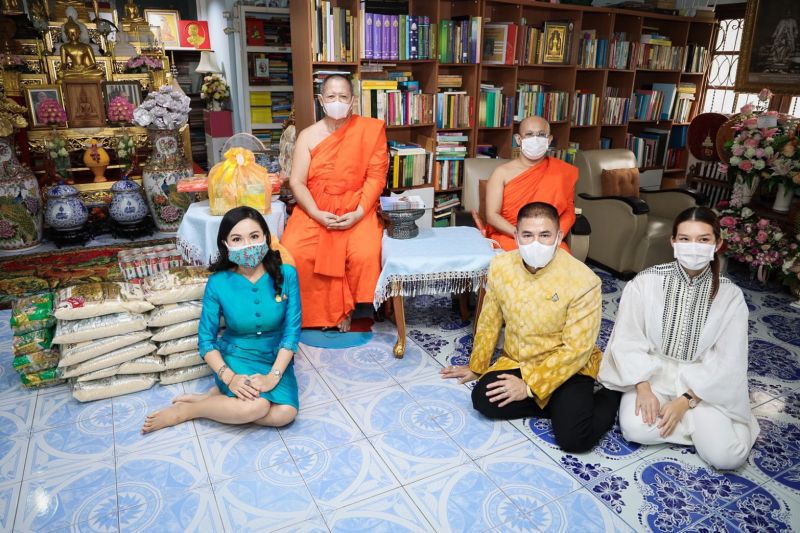 2 รมช. “ธรรมนัส-นฤมล” เดินสายทำบุญบริจาคโรงทาน