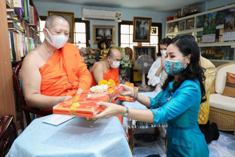 2 รมช. “ธรรมนัส-นฤมล” เดินสายทำบุญบริจาคโรงทาน