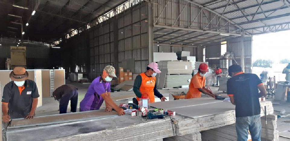 ยิปมั่นเทค ผุดไอเดียนำแผ่นยิปซัม สร้างแผงกั้นเตียงผู้ป่วยโควิด-19 