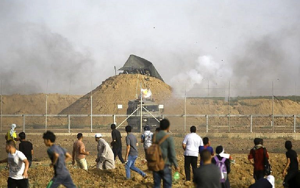 การโจมตีของทั้งสองฝ่ายทำให้แรงงานต่างชาติเสียชีวิต