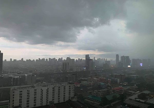ฝนถล่ม กรุงเทพอ่วม น้ำท่วมรถติดหลายเส้นทาง