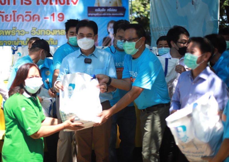 “จุรินทร์”ยกทีมปชป.มอบถุงยังชีพช่วยชาวลาดพร้าว-วังทองหลางสู้โควิด