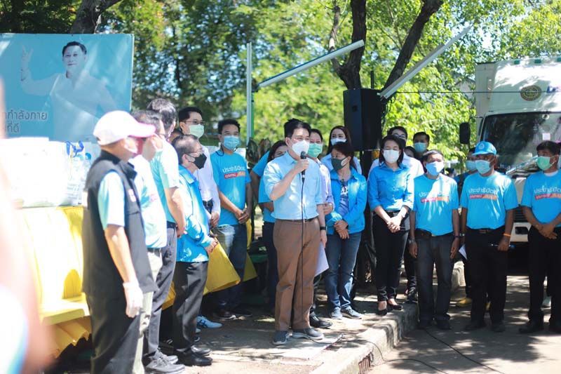 “จุรินทร์”ยกทีมปชป.มอบถุงยังชีพช่วยชาวลาดพร้าว-วังทองหลางสู้โควิด