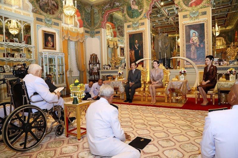 "ในหลวง-พระราชินี" พระราชทานพระบรมราชวโรกาสให้ "องคมนตรี" เฝ้าฯถวายสัตย์ฯ