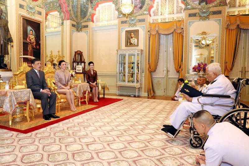 "ในหลวง-พระราชินี" พระราชทานพระบรมราชวโรกาสให้ "องคมนตรี" เฝ้าฯถวายสัตย์ฯ