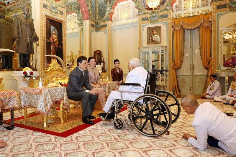 "ในหลวง-พระราชินี" พระราชทานพระบรมราชวโรกาสให้ "องคมนตรี" เฝ้าฯถวายสัตย์ฯ