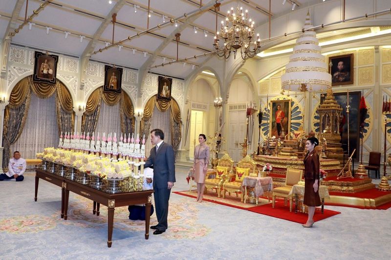 "ในหลวง-พระราชินี" พระราชทานพระบรมราชวโรกาสให้ "องคมนตรี" เฝ้าฯถวายสัตย์ฯ