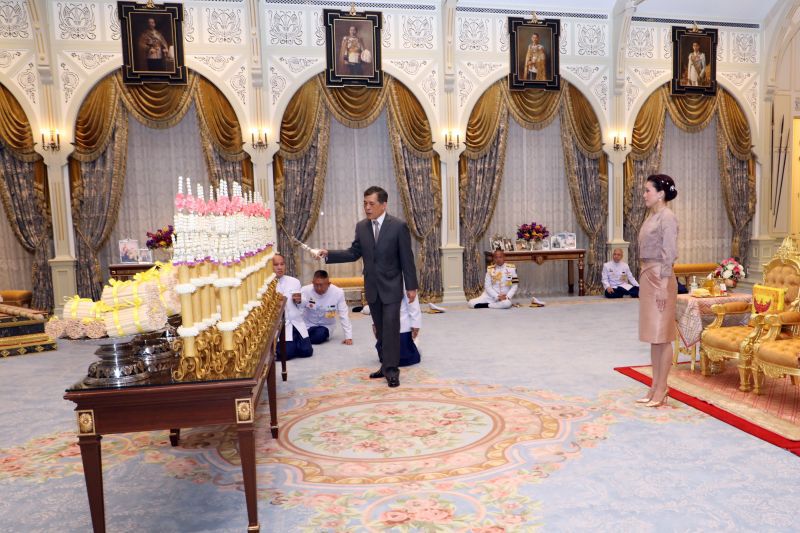 "ในหลวง-พระราชินี" พระราชทานพระบรมราชวโรกาสให้ "องคมนตรี" เฝ้าฯถวายสัตย์ฯ
