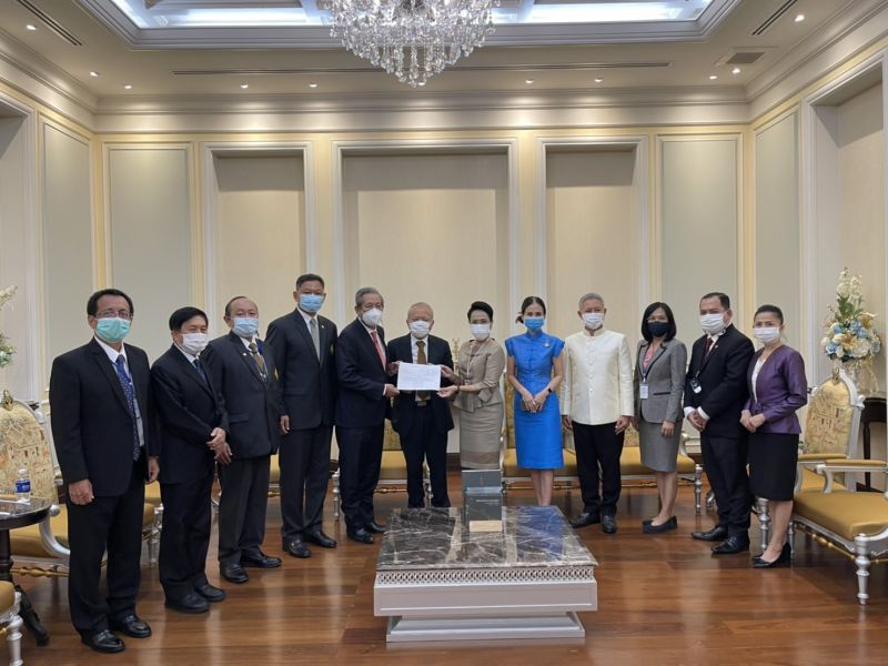ประธานคาราบาวกรุ๊ป ปธ.สภาวัฒนธรรมไทย-จีน และคณะมอบอุปกรณ์การแพทย์ แก่ชมรมคู่สมรสตุลาการศาลยุติธรรม