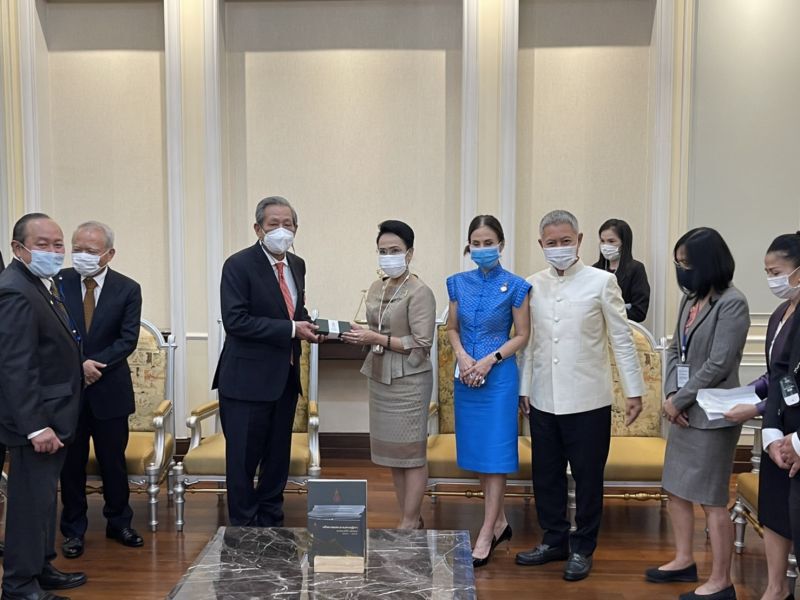 ประธานคาราบาวกรุ๊ป ปธ.สภาวัฒนธรรมไทย-จีน และคณะมอบอุปกรณ์การแพทย์ แก่ชมรมคู่สมรสตุลาการศาลยุติธรรม
