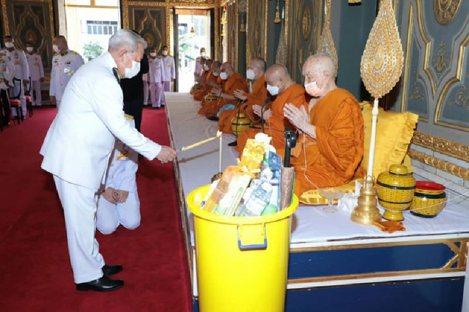 ‘ในหลวง’ โปรดเกล้าฯให้ประธานองคมนตรี เป็นผู้แทนพระองค์ บำเพ็ญพระราชกุศลถวายภัตตาหารเพล ถวายสังฆทานแด่พระสงฆ์ เนื่องในโอกาสวันเฉลิมพระชนมพรรษา 'พระราชินี'