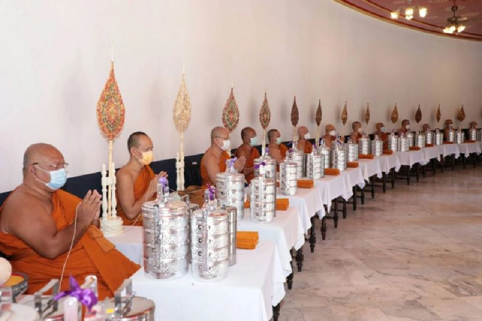 ‘ในหลวง’ โปรดเกล้าฯให้ประธานองคมนตรี เป็นผู้แทนพระองค์ บำเพ็ญพระราชกุศลถวายภัตตาหารเพล ถวายสังฆทานแด่พระสงฆ์ เนื่องในโอกาสวันเฉลิมพระชนมพรรษา 'พระราชินี'