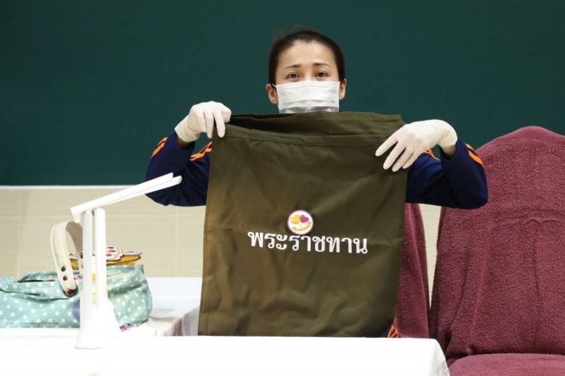 ในหลวง พระราชินี พระราชทาน 'ถุงพระราชทานกำลังใจ' แก่โรงพยาบาลแม่ข่ายและโรงพยาบาลสนาม