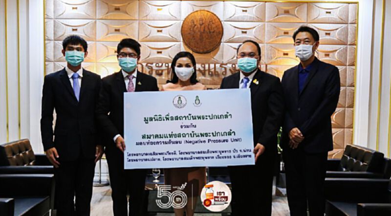 รมช.แรงงาน รับมอบห้องความดันลบ ส่งต่อโรงพยาบาลชุมชน ช่วยผู้ป่วยโควิด-19 รมช.แรงงาน รับมอบห้องความดันลบ ส่งต่อโรงพยาบาลชุมชน ช่วยผู้ป่วยโควิด-19