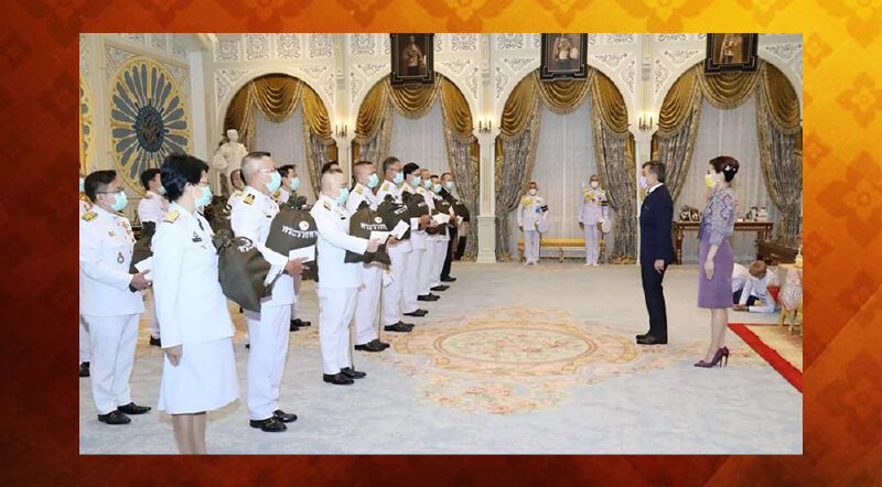 ในหลวง-พระราชินี พระราชทาน "ถุงพระราชทานกำลังใจ" เพื่อเป็นกำลังใจแก่เจ้าหน้าที่สาธารณสุข