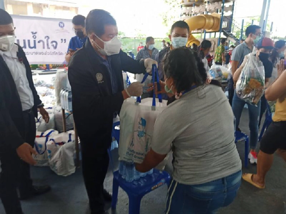 “นิพนธ์-ผู้บริหารเนชั่น”ลงพื้นที่มอบถุงยังชีพชาวคลองเตยสู้โควิด