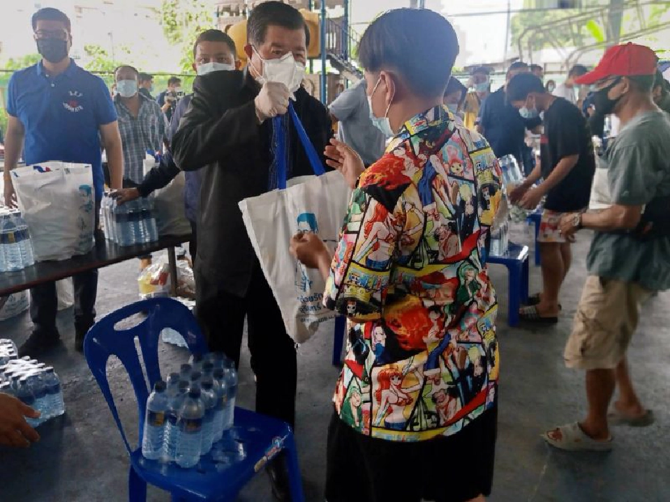 “นิพนธ์-ผู้บริหารเนชั่น”ลงพื้นที่มอบถุงยังชีพชาวคลองเตยสู้โควิด