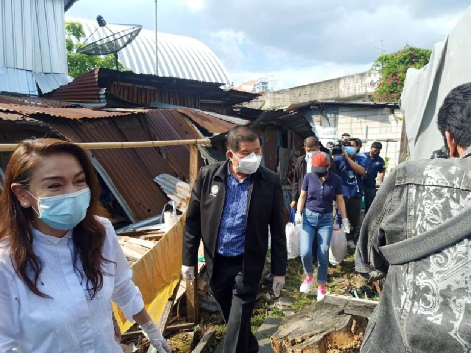 “นิพนธ์-ผู้บริหารเนชั่น”ลงพื้นที่มอบถุงยังชีพชาวคลองเตยสู้โควิด