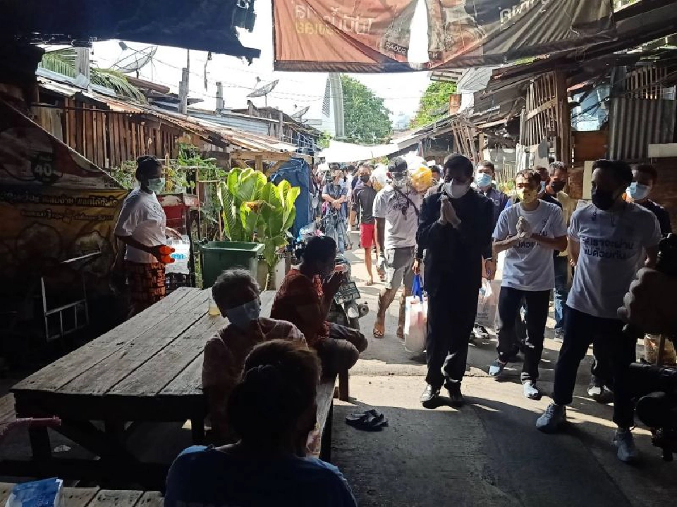 “นิพนธ์-ผู้บริหารเนชั่น”ลงพื้นที่มอบถุงยังชีพชาวคลองเตยสู้โควิด