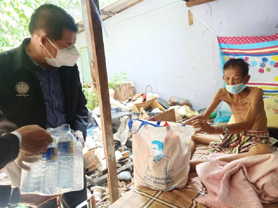 “นิพนธ์-ผู้บริหารเนชั่น”ลงพื้นที่มอบถุงยังชีพชาวคลองเตยสู้โควิด