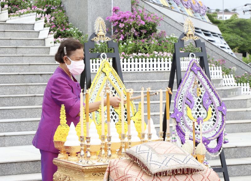 กรมสมเด็จพระเทพวางพวงมาลารัชกาลที่8