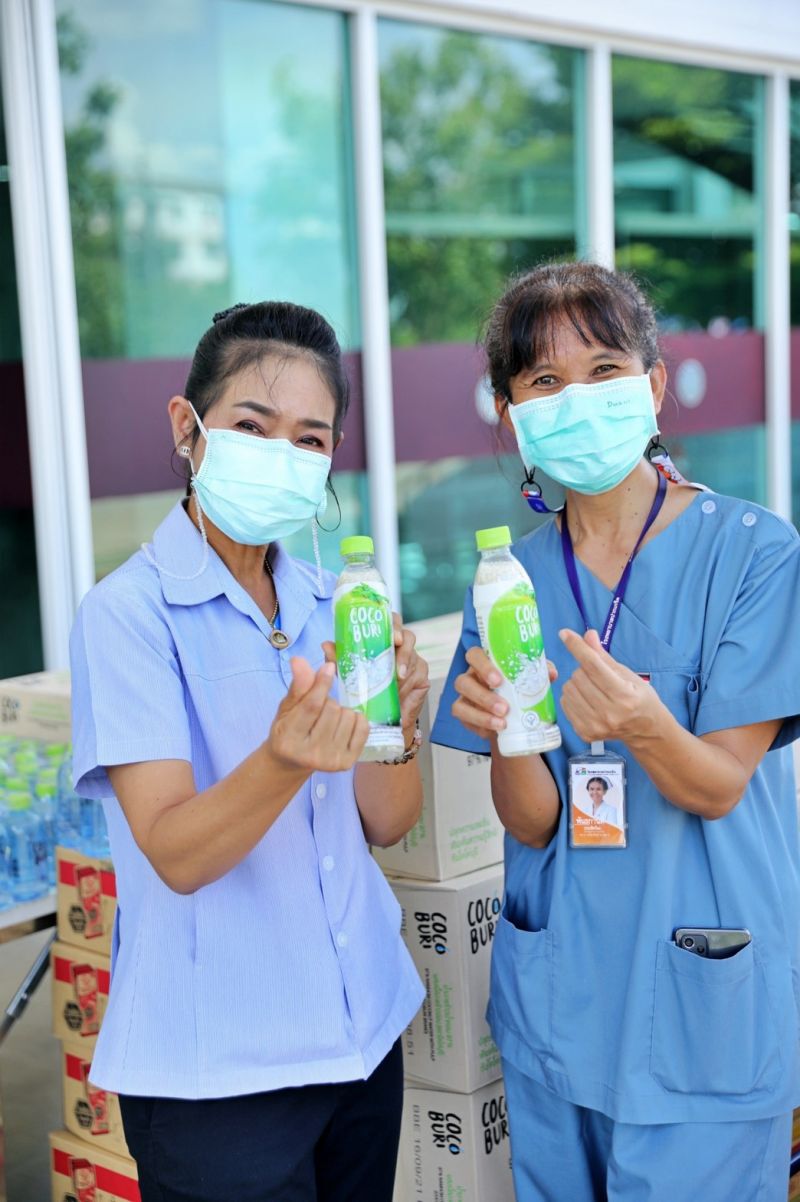 “โคโค่บุรี” มอบเงินและน้ำมะพร้าวส่งกำลังใจให้แพทย์-ผู้ป่วย