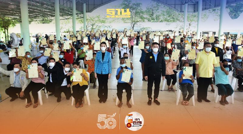 “ธรรมนัส”มอบหนังสือทำกินที่ ส.ป.ก.ขอนแก่น ดันปลูกพืชมีอนาคตยุคโควิด