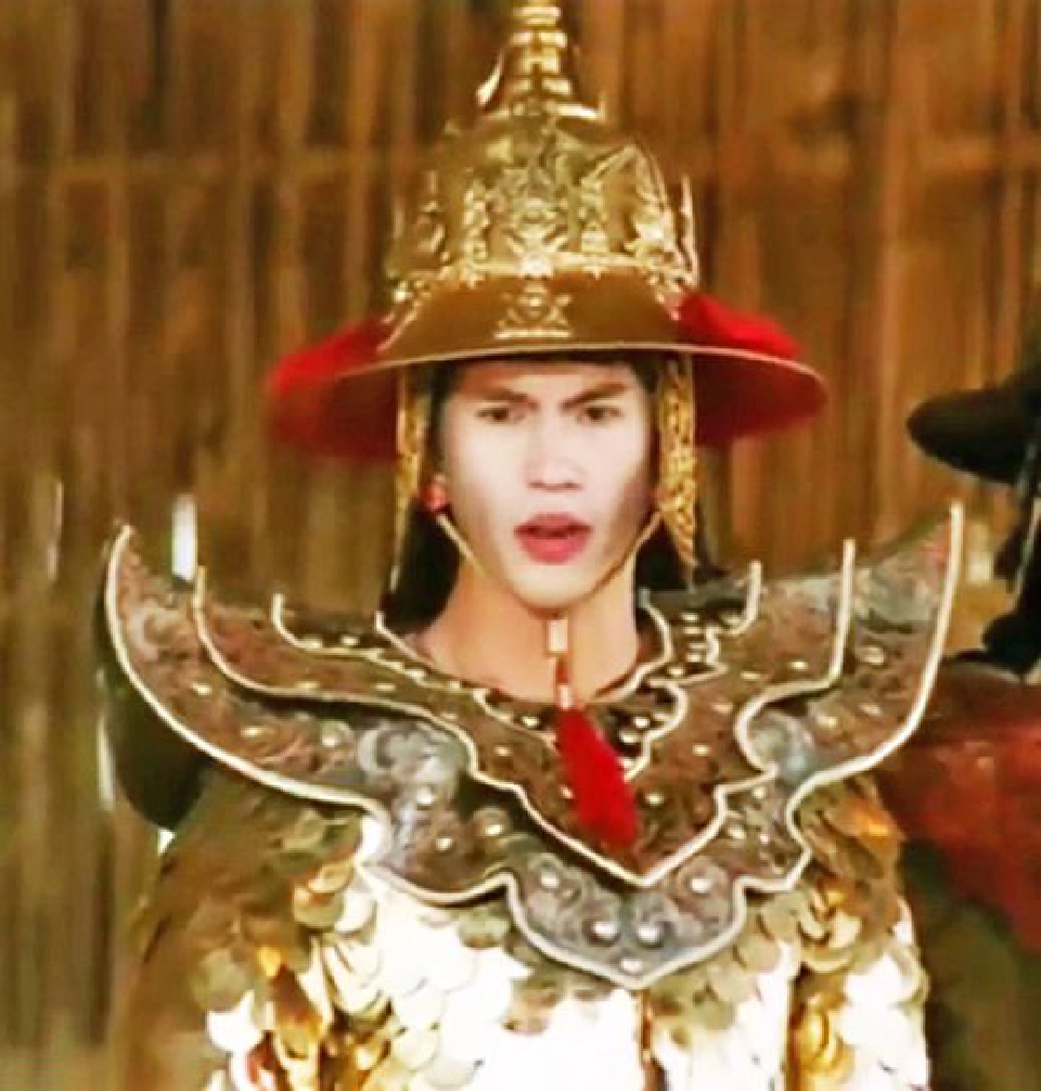 รูปตะเบงชะเวตี้ทรงเกราะนกยูง แสดงโดย ศุภกิจ ตังทัตสวัสดิ์ ในภาพยนต์ สุริโยทัย