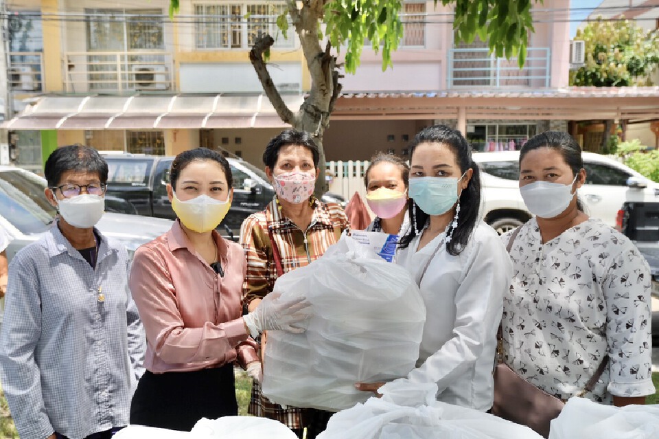 "ธรรมนัส" มอบ ส.ส.ไพลิน นำข้าวกล่องส่งต่อผู้กักตัวโควิด-19