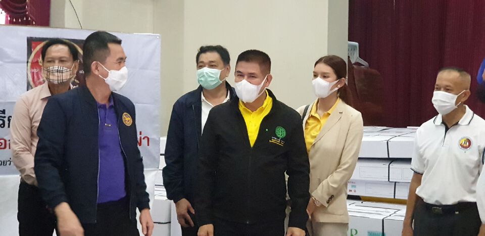 "ธรรมนัส" ควงตท.25 มอบเตียง-เครื่องนอน โรงพยาบาลสนาม ฉะเชิงเทรา