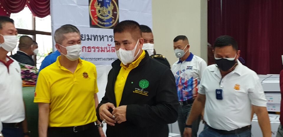 "ธรรมนัส" ควงตท.25 มอบเตียง-เครื่องนอน โรงพยาบาลสนาม ฉะเชิงเทรา