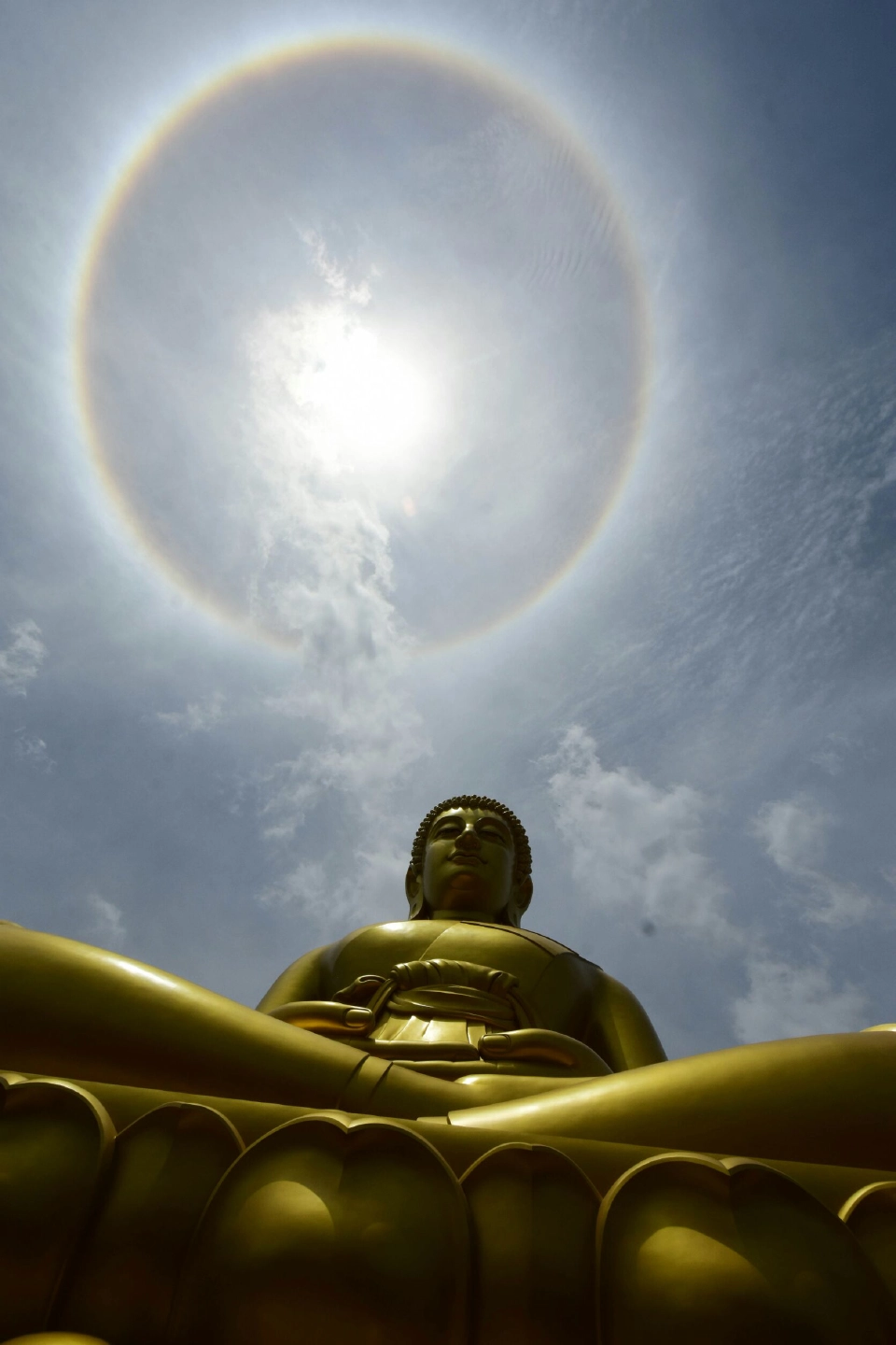 อลังการบนท้องฟ้า “พระอาทิตย์ทรงกลด” นานนับชั่วโมงเหนือวัดปากน้ำฯ